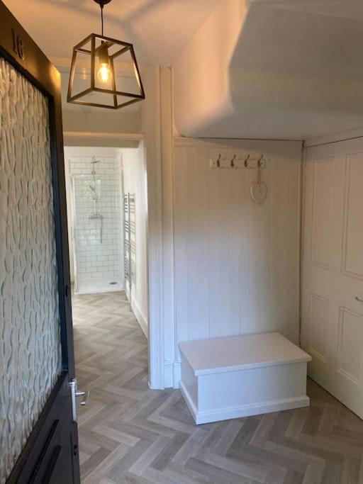 איבשאם Freshly Renovated 2 Bedroom Apartment 10 Mins From Cotswolds Child Friendly Great Location With Plenty Of Nearby Free Parking Freestanding Bath And Outdoor Private Terrace Area מראה חיצוני תמונה